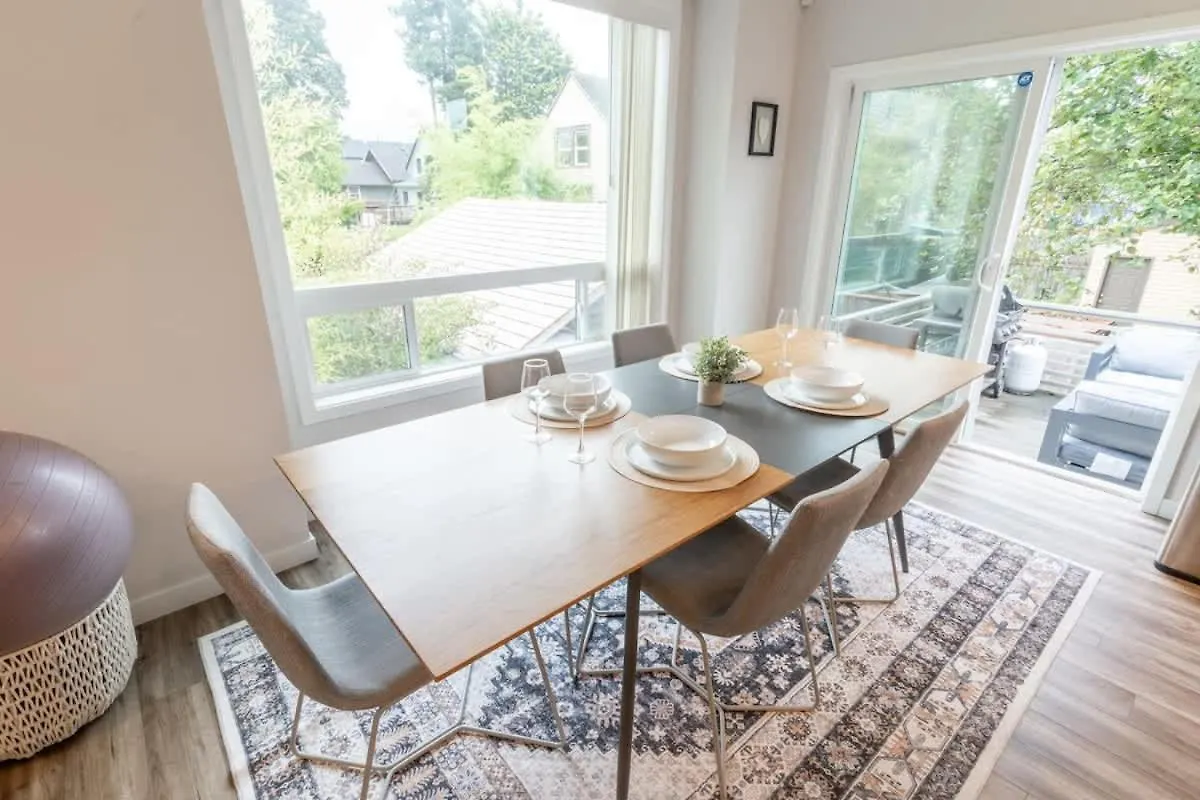 Comfy Family Home, Walkable Neighborhood + Patio! Portland