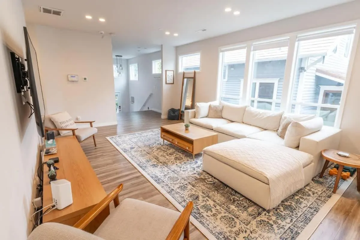 Comfy Family Home, Walkable Neighborhood + Patio! Portland 0*,