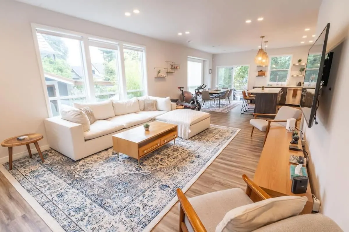 Comfy Family Home, Walkable Neighborhood + Patio! Portland Holiday home