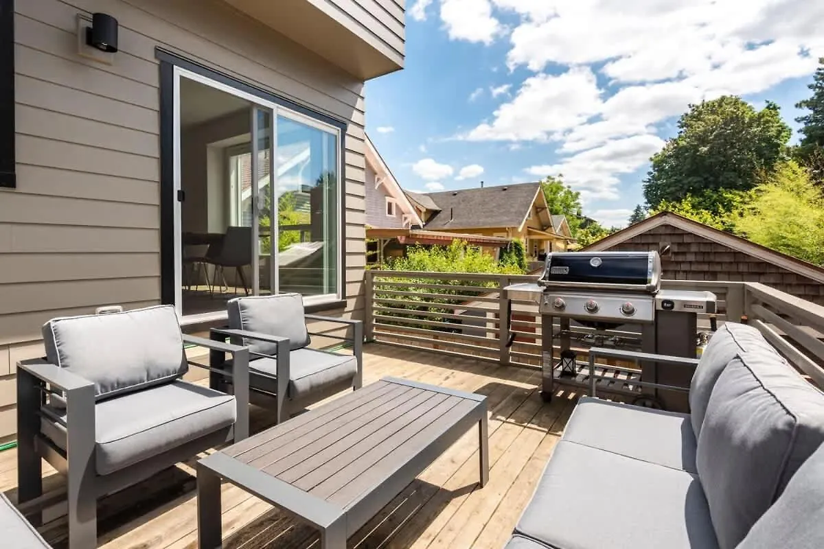 Comfy Family Home, Walkable Neighborhood + Patio! Portland
