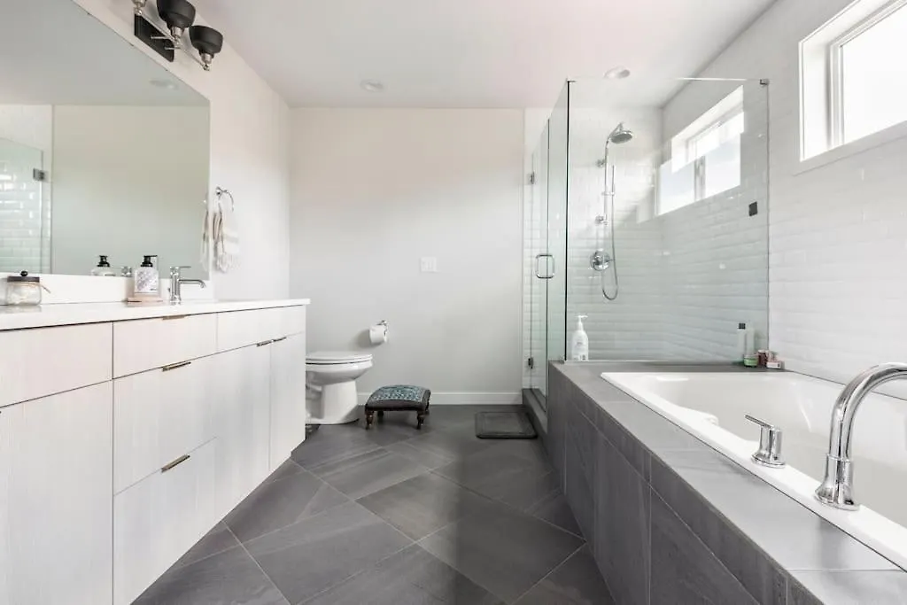 Comfy Family Home, Walkable Neighborhood + Patio! Portland Holiday home