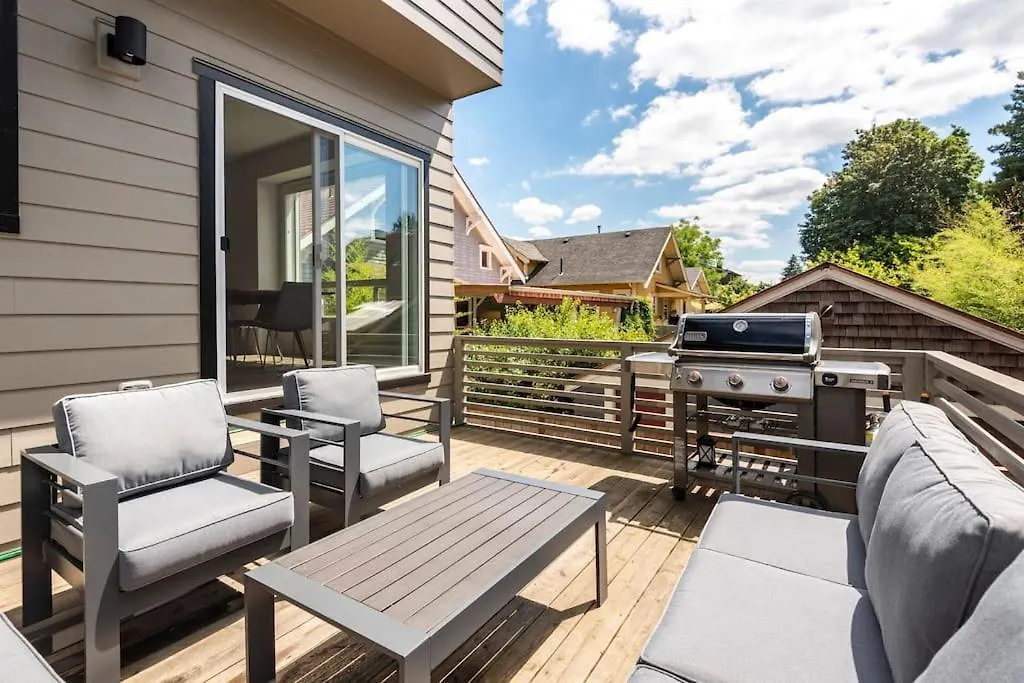 Comfy Family Home, Walkable Neighborhood + Patio! Portland Holiday home