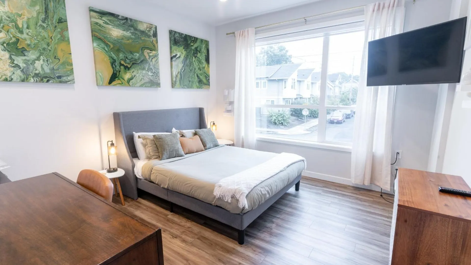 Comfy Family Home, Walkable Neighborhood + Patio! Portland