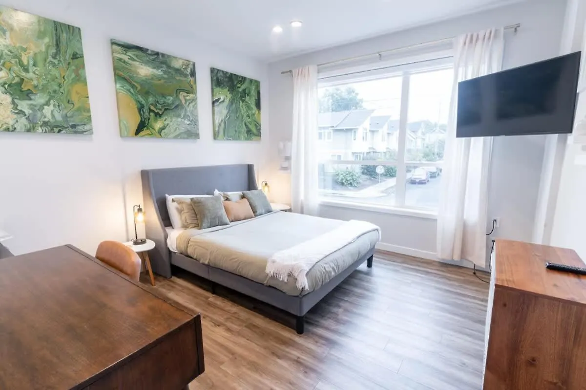 Comfy Family Home, Walkable Neighborhood + Patio! Portland Holiday home
